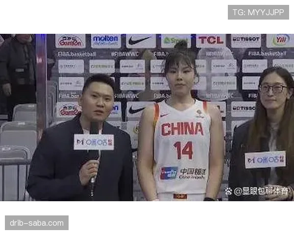 李月汝训练完逛超市手拿几百块零食袋子多得像抢劫现场，不像篮球运动员亲戚还笑场了